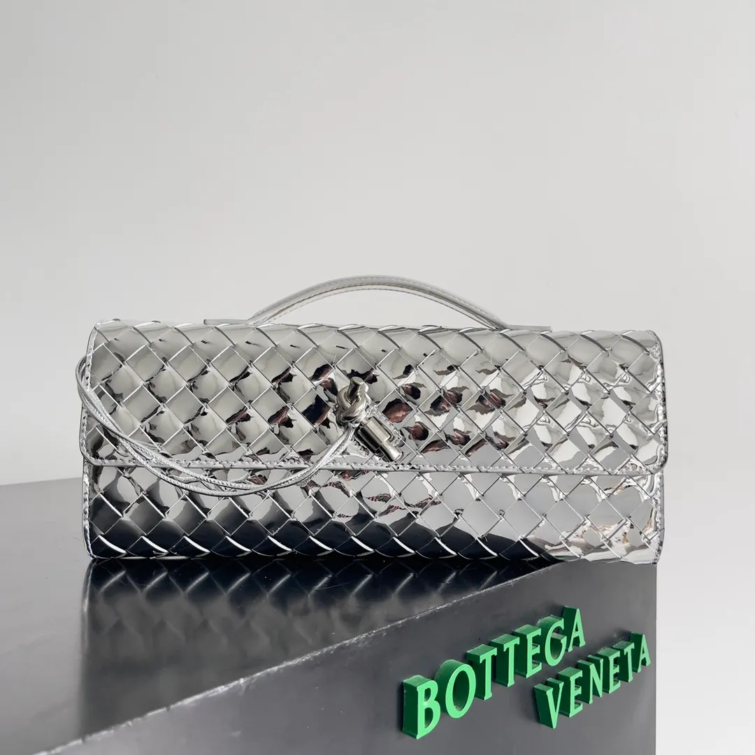The batch of 1360 BV Andiamo evening handbags has been heavily planted again~ The designer aesthetics in the era of economic downturn are back. I fall in love with it at first sight and can't put it down. It's so beautiful and full of aura. The shape and texture are very competitive. It's light in weight and has sufficient capacity. It's a must-have for fashionistas. It's suitable for many occasions, minimalist, high-end and light luxury. Model No.: 741511 Size: 31*13*3cm